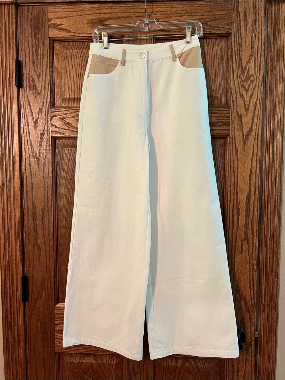 High-Rise White Wide-Leg Jeans with Tan Pocket Trim